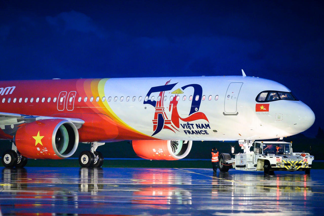 Tàu bay Vietjet với hình ảnh đặc biệt mừng quan hệ Đối tác Chiến lược Toàn diện Việt Nam – Pháp về tới TP HCM