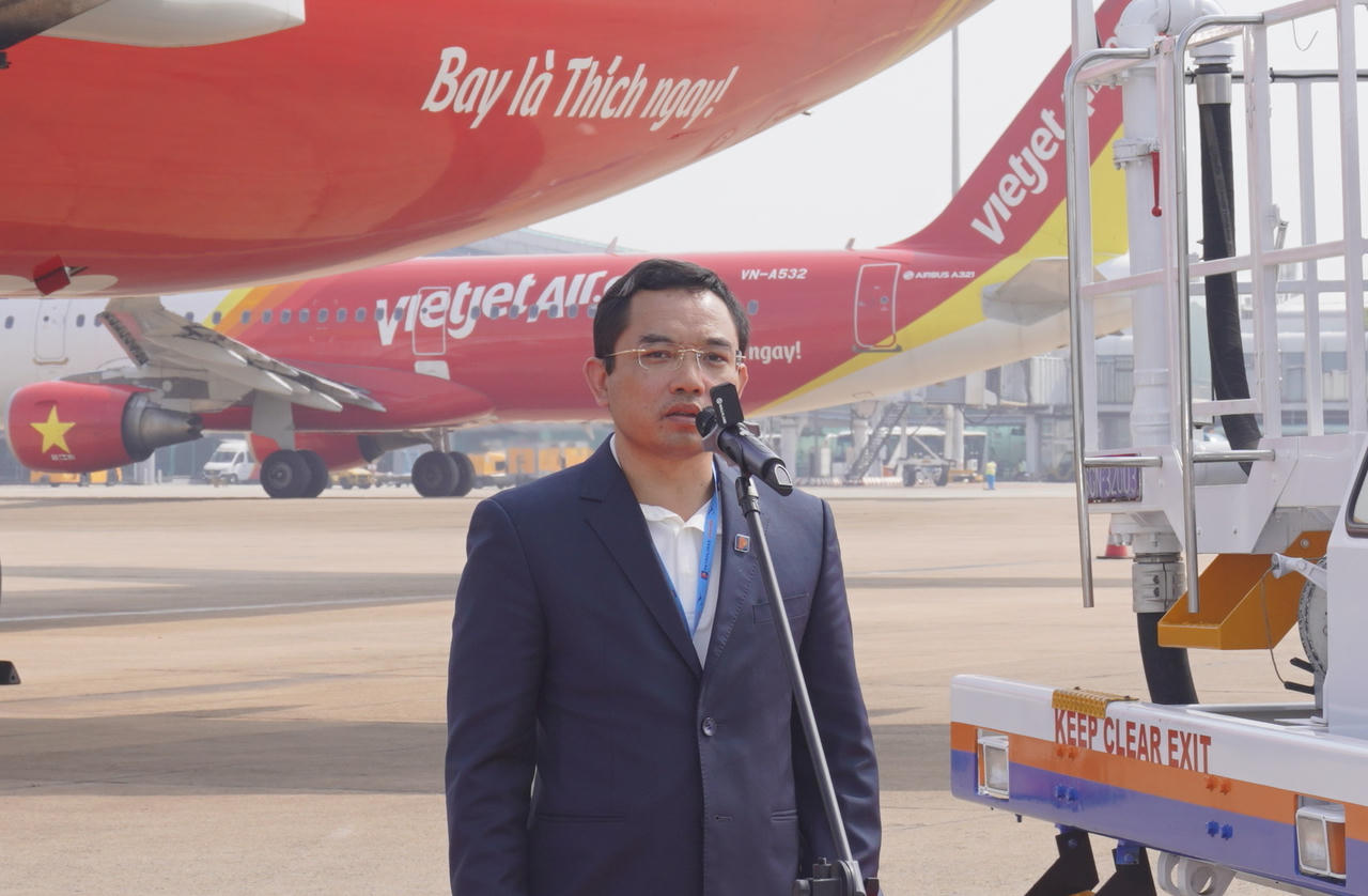 Vietjet khai thác chuyến bay đầu tiên sử dụng nhiên liệu hàng không bền vững SAF do Petrolimex Aviation cung cấp