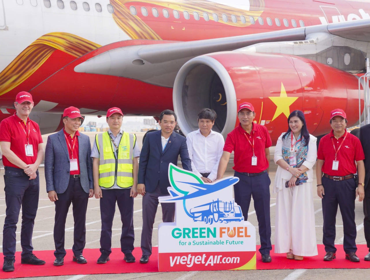 Vietjet khai thác chuyến bay đầu tiên sử dụng nhiên liệu hàng không bền vững SAF do Petrolimex Aviation cung cấp