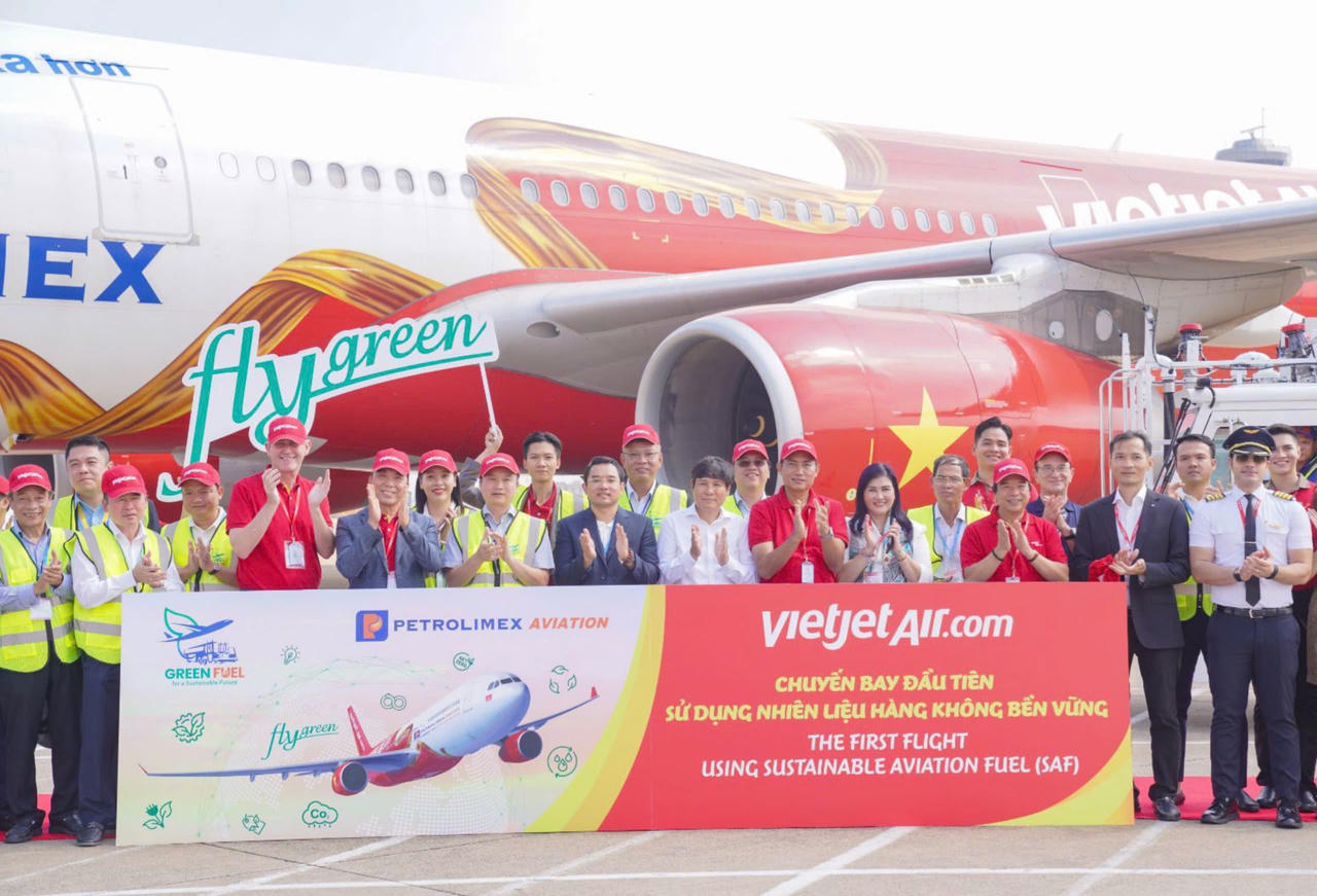 Vietjet khai thác chuyến bay đầu tiên sử dụng nhiên liệu hàng không bền vững SAF do Petrolimex Aviation cung cấp