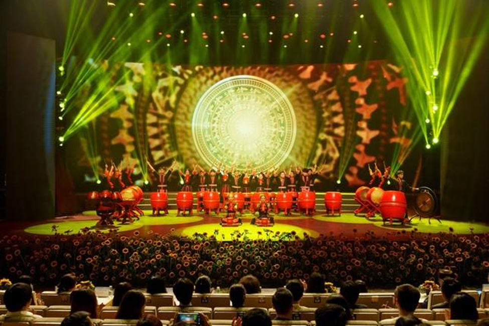 Những ấn tượng khó quên từ chương trình nghệ thuật kỷ niệm 10 năm thành lập Quỹ Vì Tầm Vóc Việt