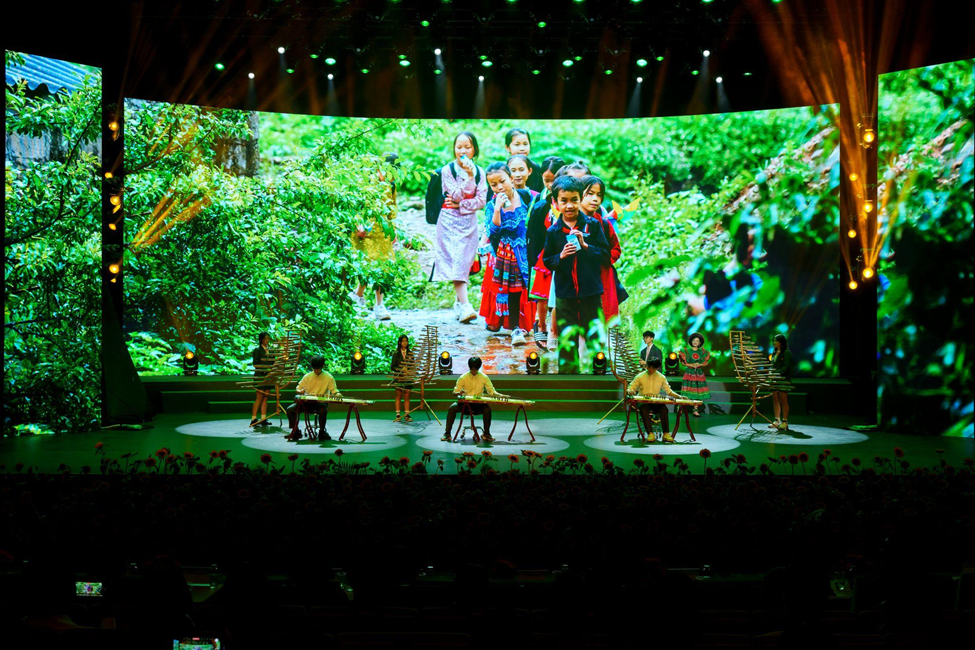 Những ấn tượng khó quên từ chương trình nghệ thuật kỷ niệm 10 năm thành lập Quỹ Vì Tầm Vóc Việt