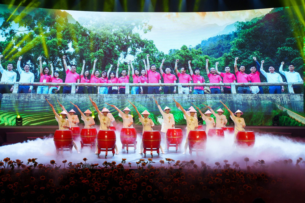 Những ấn tượng khó quên từ chương trình nghệ thuật kỷ niệm 10 năm thành lập Quỹ Vì Tầm Vóc Việt