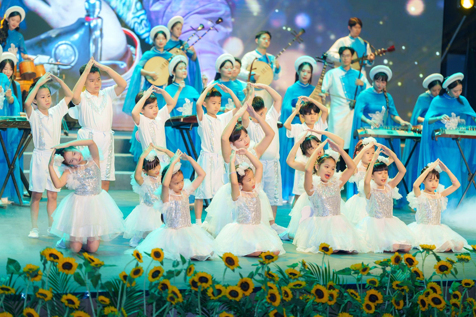 Những ấn tượng khó quên từ chương trình nghệ thuật kỷ niệm 10 năm thành lập Quỹ Vì Tầm Vóc Việt
