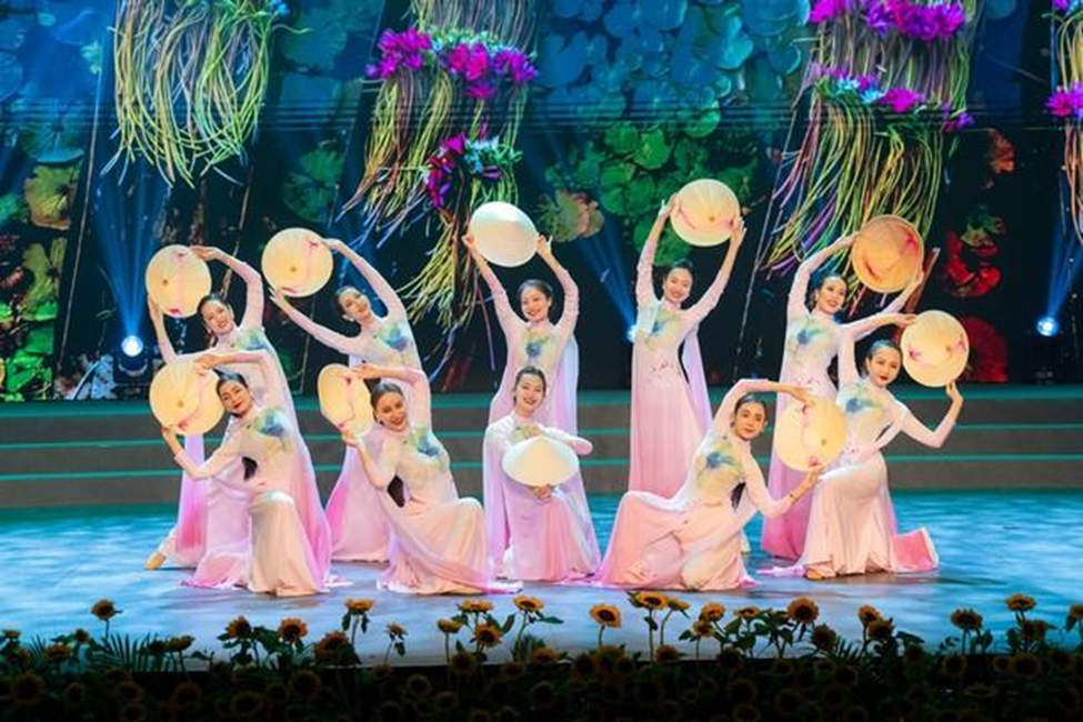 Những ấn tượng khó quên từ chương trình nghệ thuật kỷ niệm 10 năm thành lập Quỹ Vì Tầm Vóc Việt