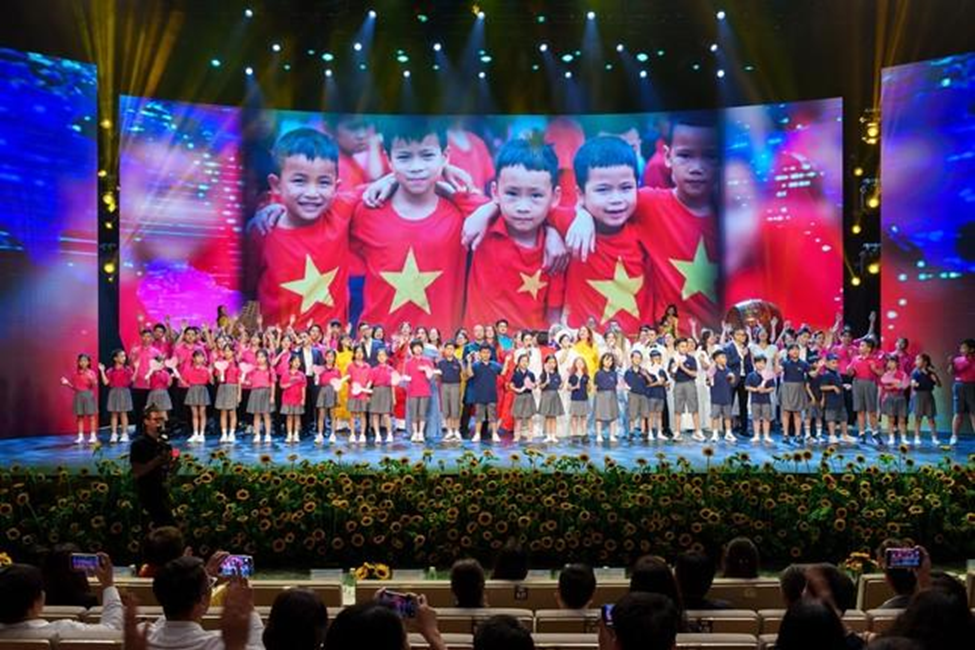 Những ấn tượng khó quên từ chương trình nghệ thuật kỷ niệm 10 năm thành lập Quỹ Vì Tầm Vóc Việt