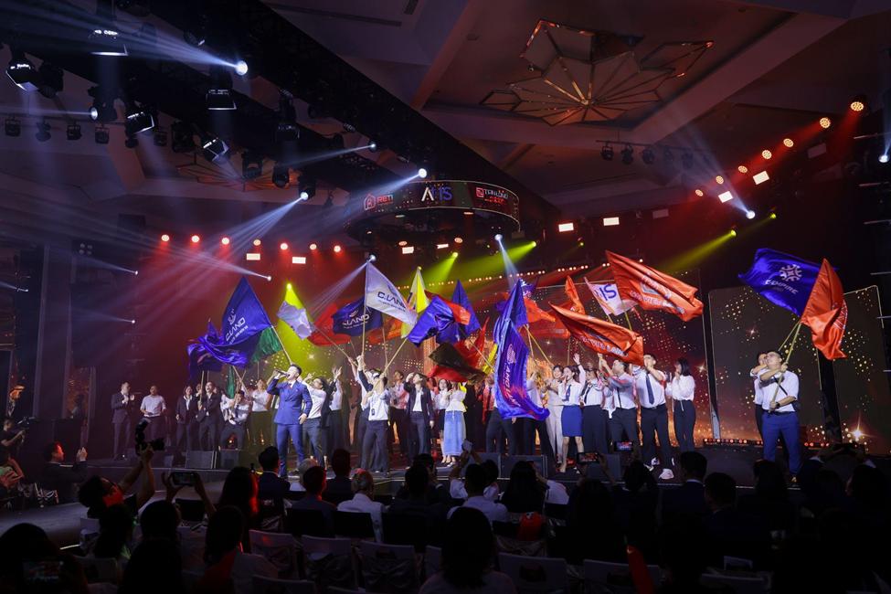 Lễ ra quân 22 Đại lý chiến lược với gần 1.200 'nhạc công' tinh tú của dự án bất động sản hàng hiệu Noble Crystal Tay Ho