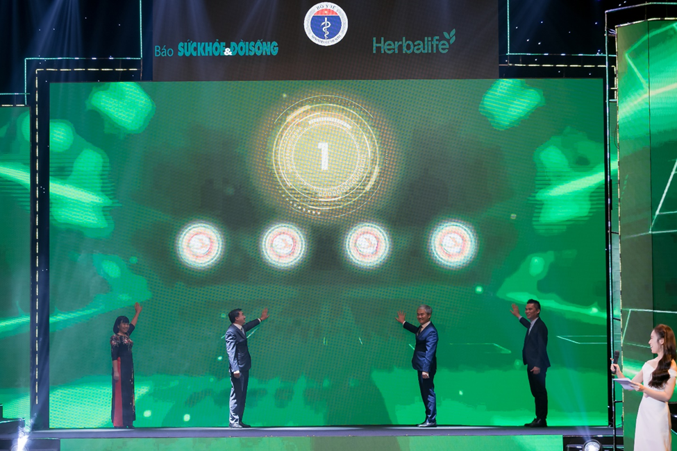 Herbalife Việt Nam đồng hành cùng Báo Sức khỏe và Đời sống trao giải Cuộc Thi “Tôi Khỏe Đẹp Hơn 2024” 