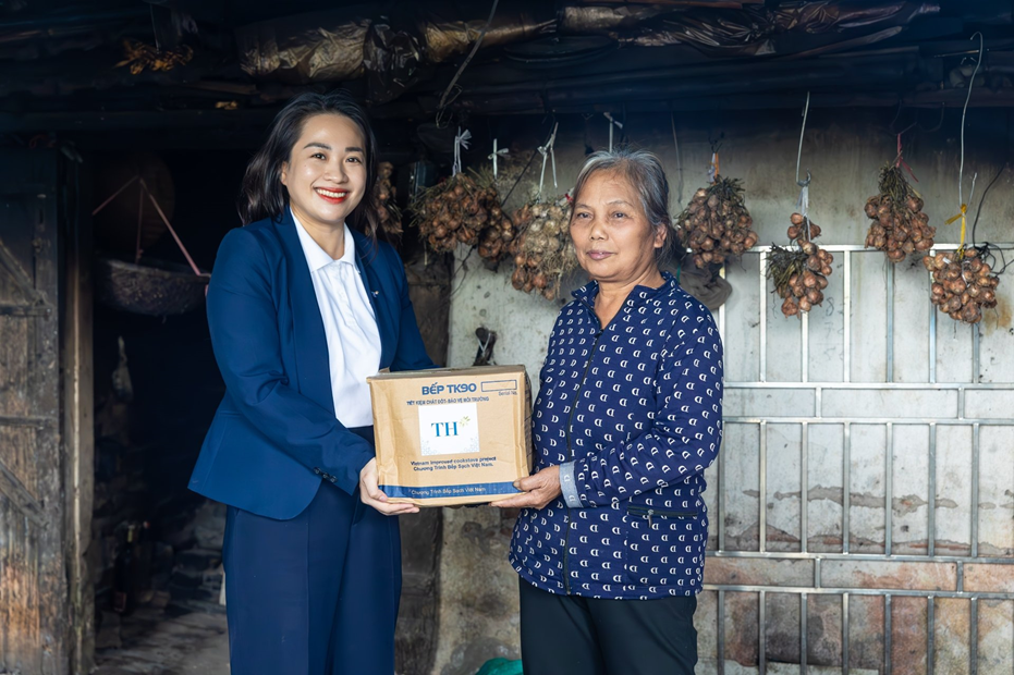 Bếp đun ít khói và bước chân đồng hành của Tập đoàn TH trên hành trình trung hoà carbon