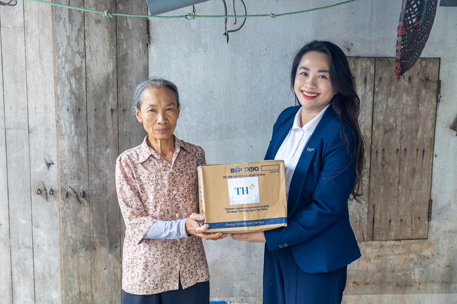 Bếp đun ít khói và bước chân đồng hành của Tập đoàn TH trên hành trình trung hoà carbon