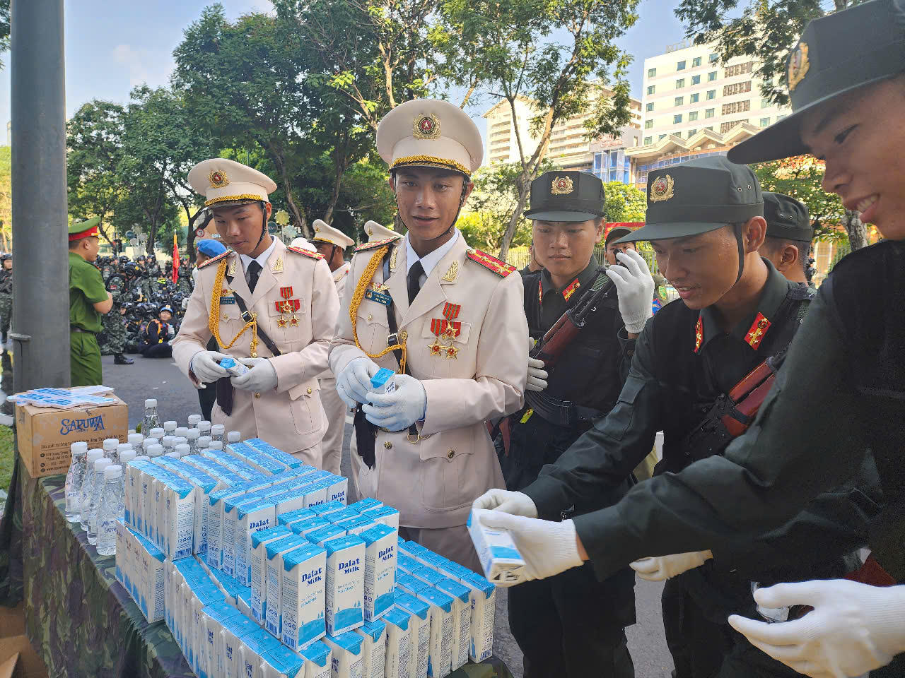 Dalatmilk tiếp sức tổng duyệt diễu binh, diễu hành mừng Đại lễ 30-4