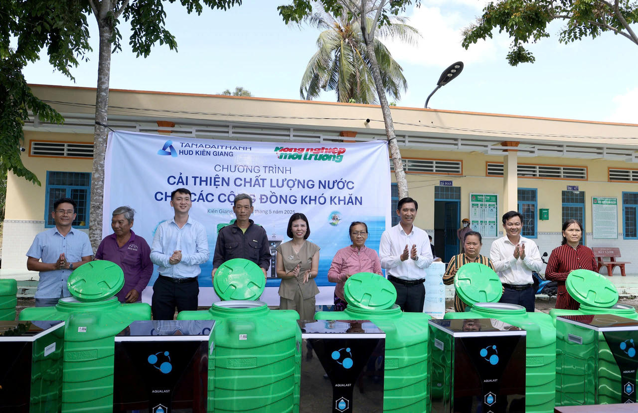 Tân Á Đại Thành tiếp sức miền Tây vượt hạn mặn