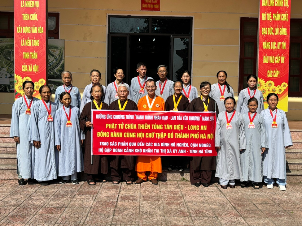 Hàng trăm suất quà đã được trao cho các hộ nghèo tại Nghệ An và Hà Tĩnh