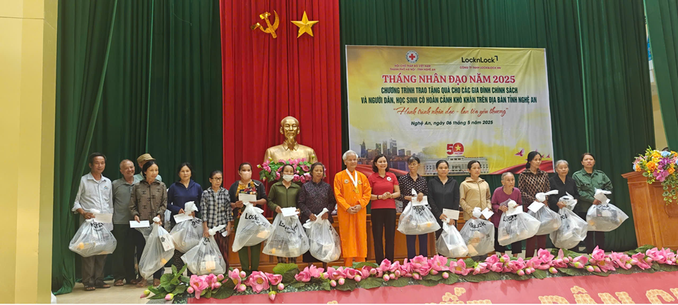 Hàng trăm suất quà đã được trao cho các hộ nghèo tại Nghệ An và Hà Tĩnh