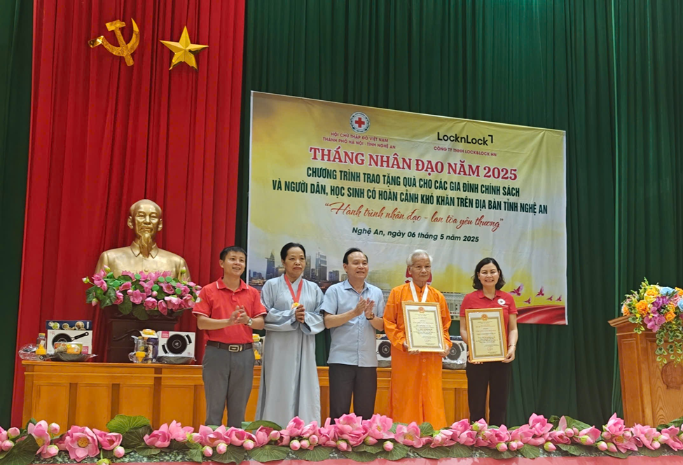 Hàng trăm suất quà đã được trao cho các hộ nghèo tại Nghệ An và Hà Tĩnh