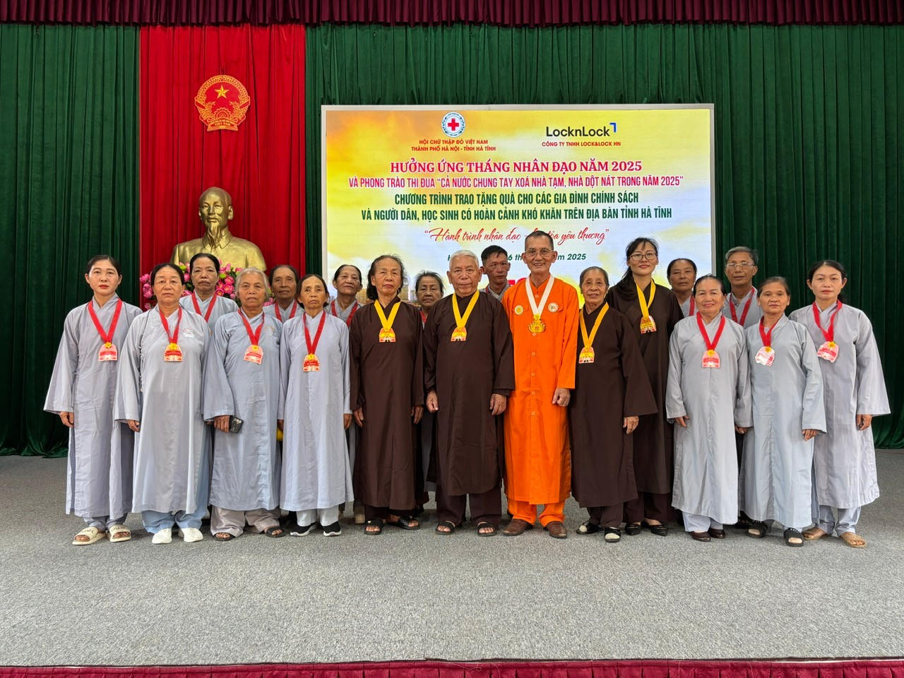 Hàng trăm suất quà đã được trao cho các hộ nghèo tại Nghệ An và Hà Tĩnh