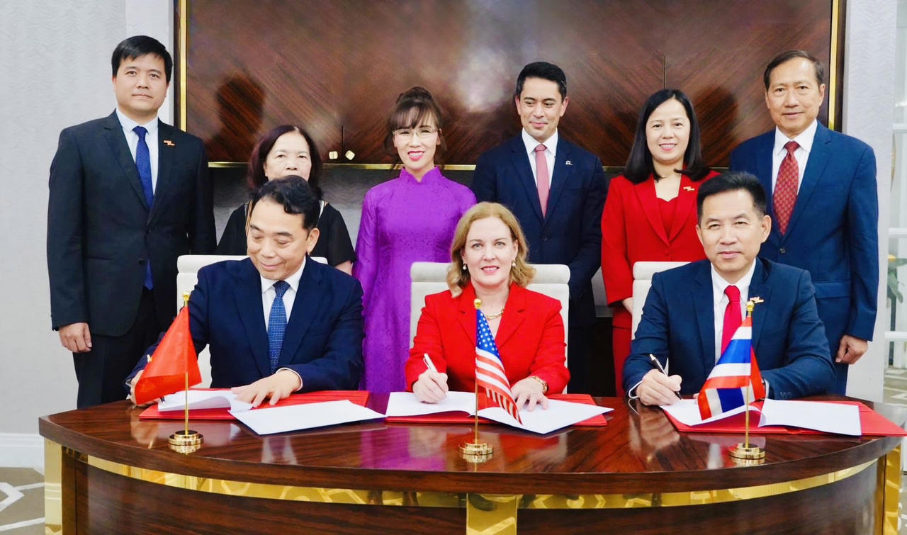  Thủ tướng Việt Nam và Thái Lan chứng kiến thỏa thuận chuyển giao 50 tàu bay Boeing cho Vietjet Thái Lan