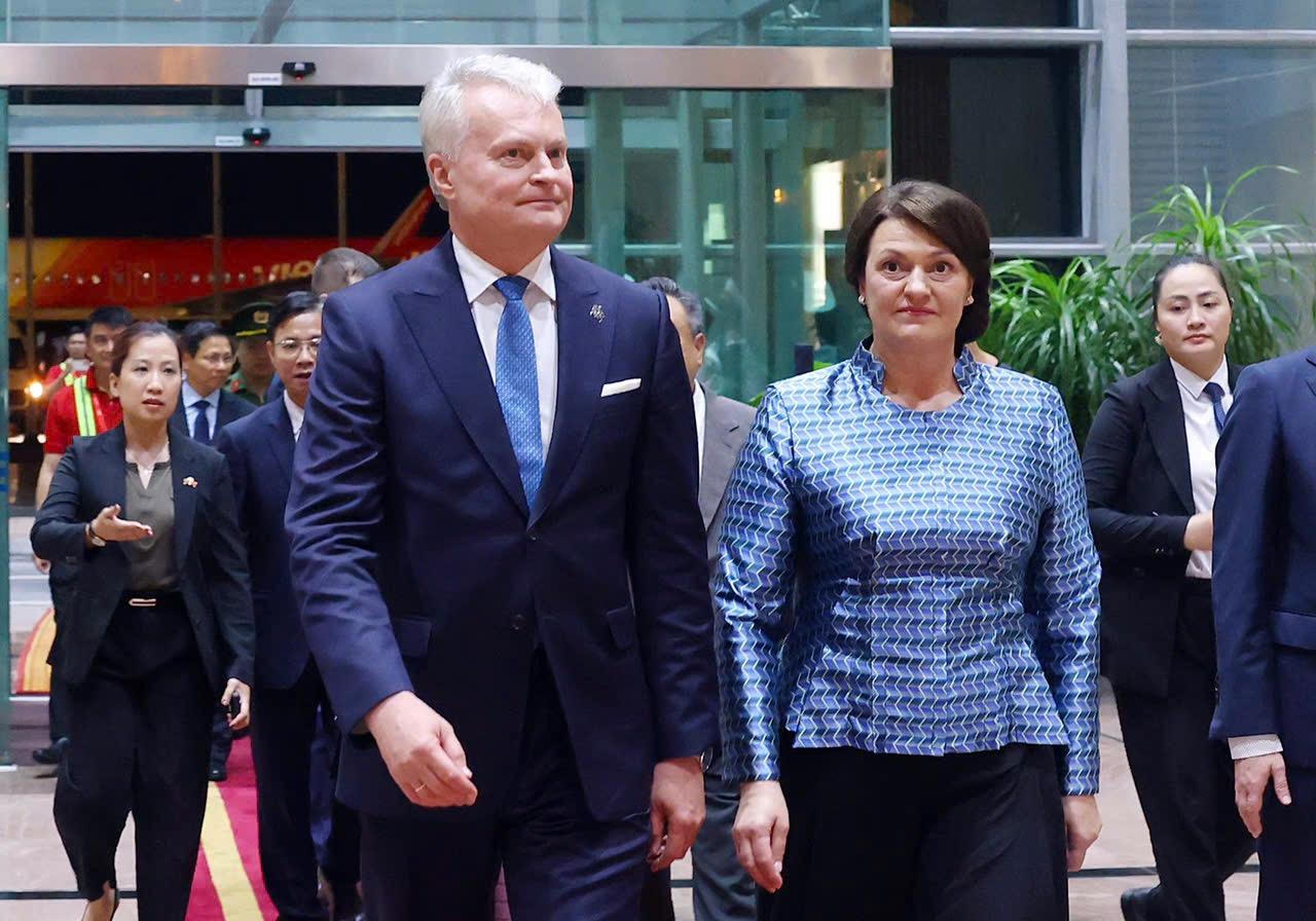 Tổng thống Litva đến Hà Nội trên chuyên cơ Vietjet