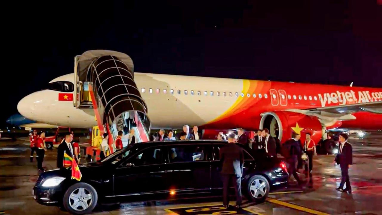 Tổng thống Litva đến Hà Nội trên chuyên cơ Vietjet