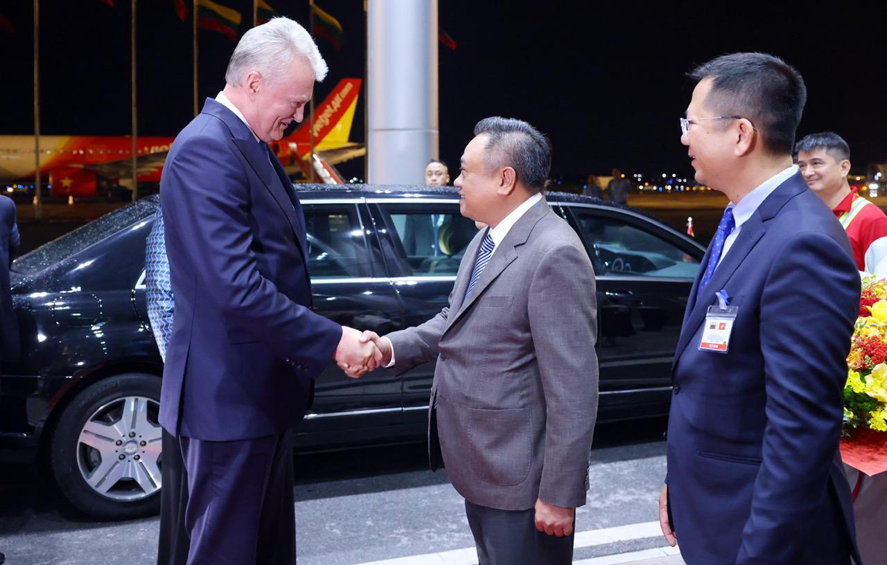 Tổng thống Litva đến Hà Nội trên chuyên cơ Vietjet