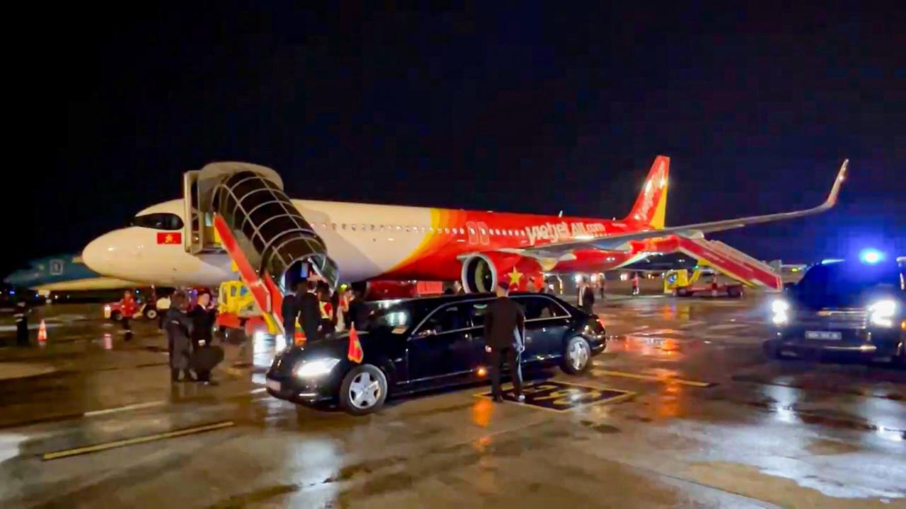Tổng thống Litva đến Hà Nội trên chuyên cơ Vietjet