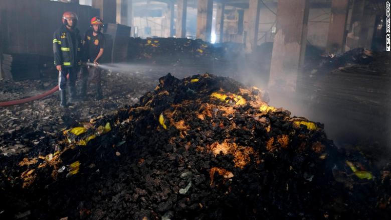 Cháy lớn tại nhà máy nước trái cây ở Bangladesh, 52 người tử vong