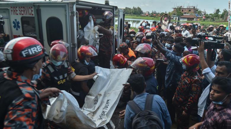 Cháy lớn tại nhà máy nước trái cây ở Bangladesh, 52 người tử vong