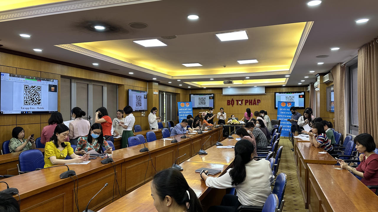  Đoàn Thanh niên Bộ Tư Pháp đưa E-Tax Mobile đến với cán bộ nhân viên