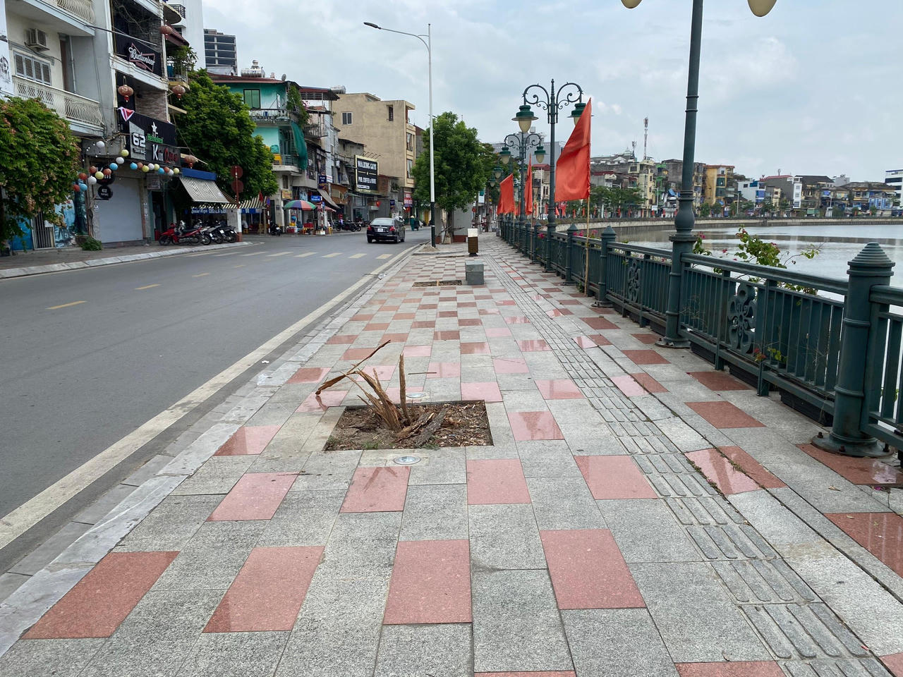 Vỉa hè sông Tam Bạc bị cong vênh do điều kiện thiên nhiên khắc nghiệt