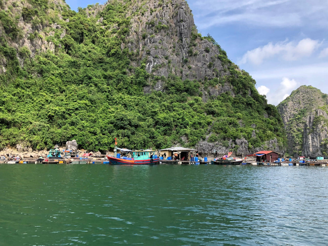 Mới có 40 chủ hộ nuôi trồng thủy sản tại Cát Hải cam kết tháo dỡ lồng bè