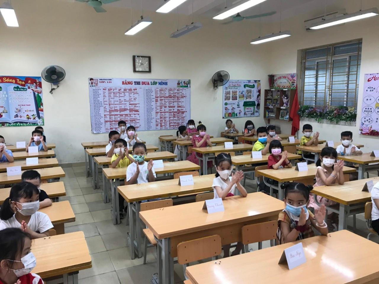 Học sinh lớp 1 tại Hải Phòng phấn khởi tựu trường ngày 25/8