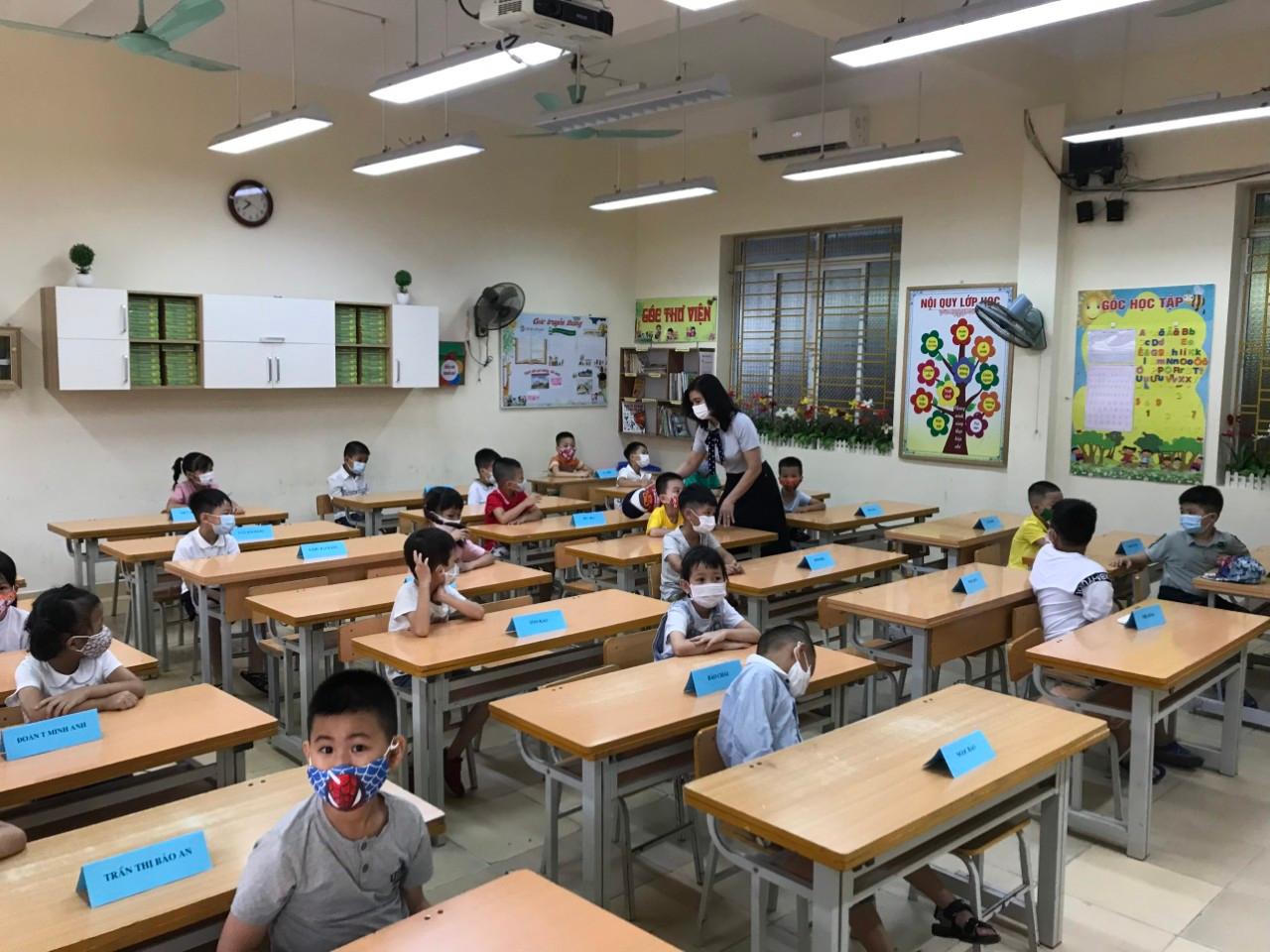 Học sinh lớp 1 tại Hải Phòng phấn khởi tựu trường ngày 25/8