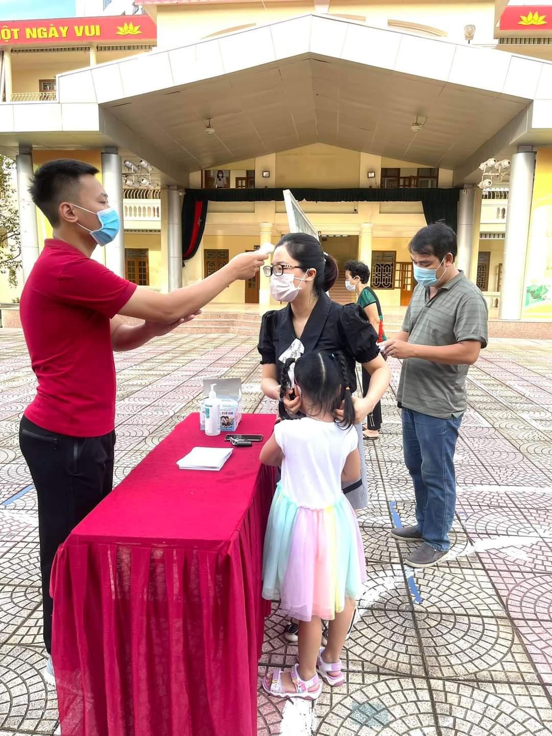 Học sinh lớp 1 tại Hải Phòng phấn khởi tựu trường ngày 25/8