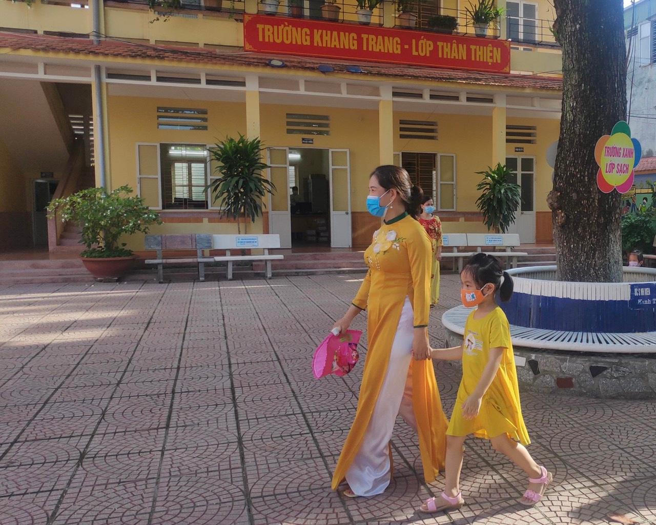 Học sinh lớp 1 tại Hải Phòng phấn khởi tựu trường ngày 25/8