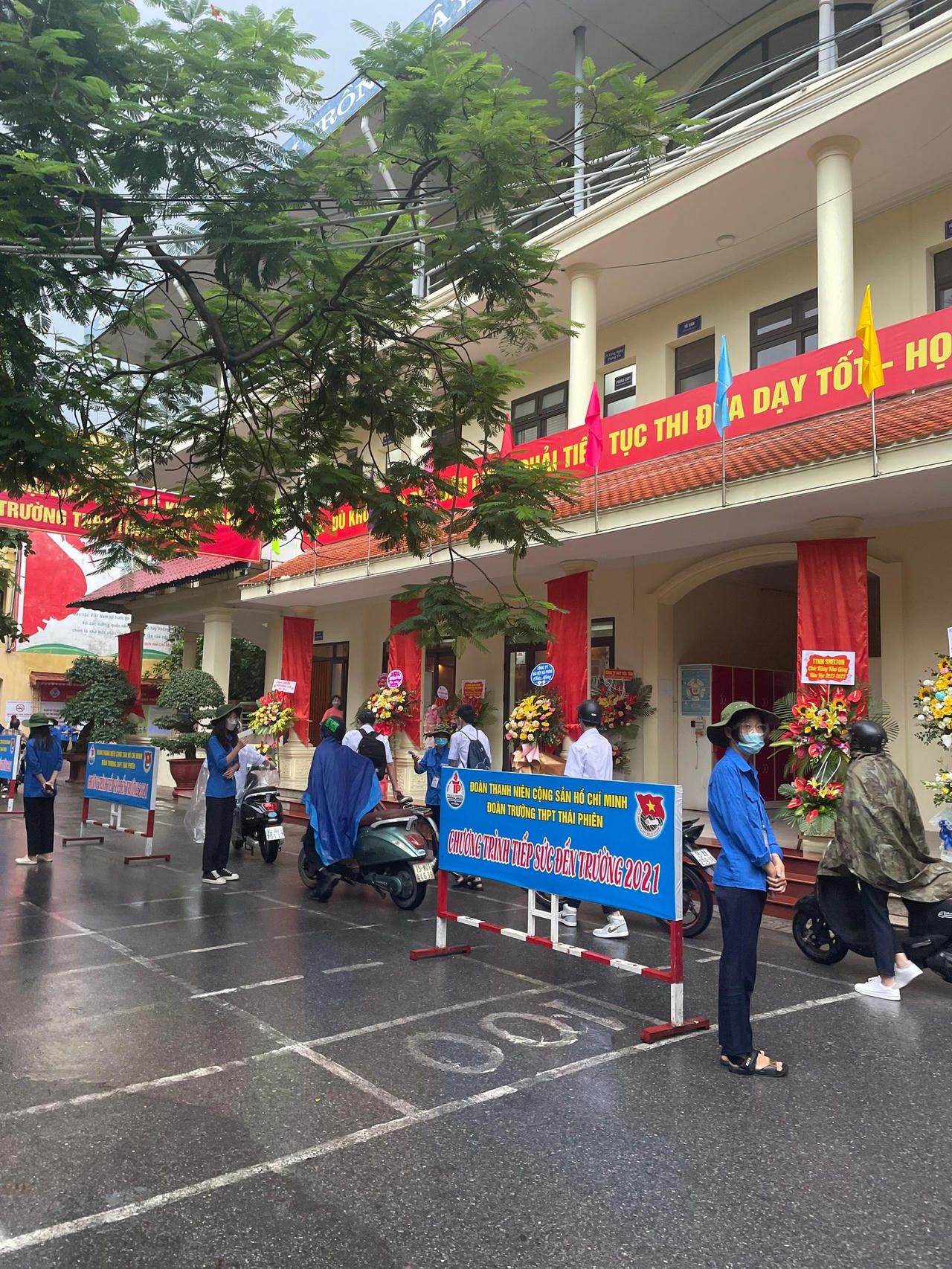 Học sinh đầu cấp tại Hải Phòng dự khai giảng trong thời tiết mưa lớn