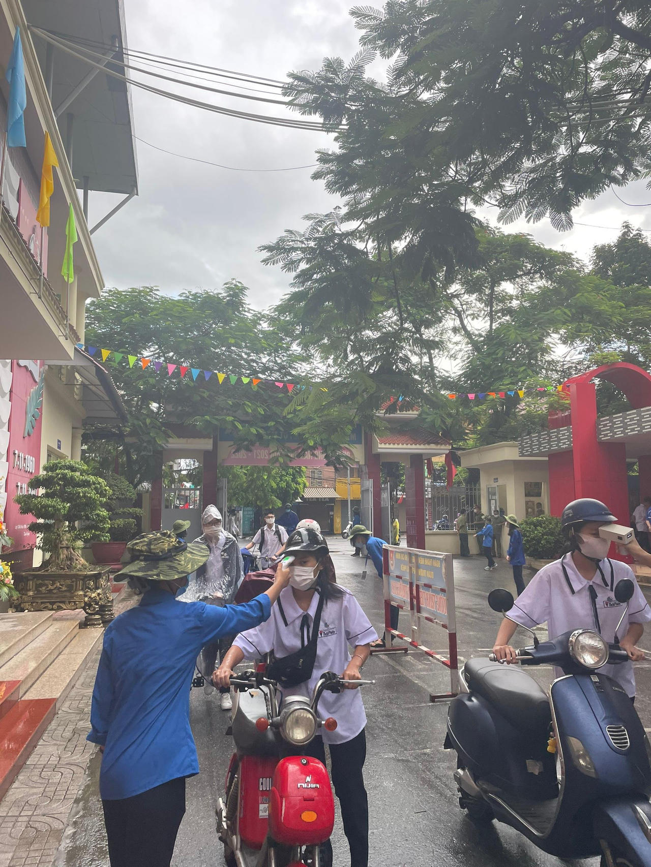 Học sinh đầu cấp tại Hải Phòng dự khai giảng trong thời tiết mưa lớn