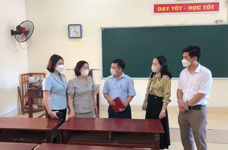 Học sinh đầu cấp tại Hải Phòng dự khai giảng trong thời tiết mưa lớn