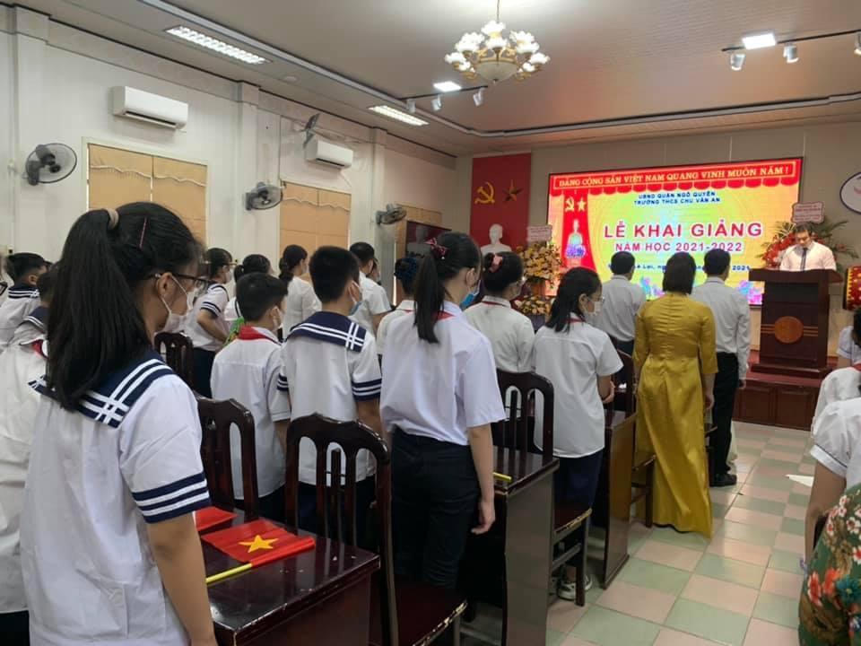 Học sinh đầu cấp tại Hải Phòng dự khai giảng trong thời tiết mưa lớn