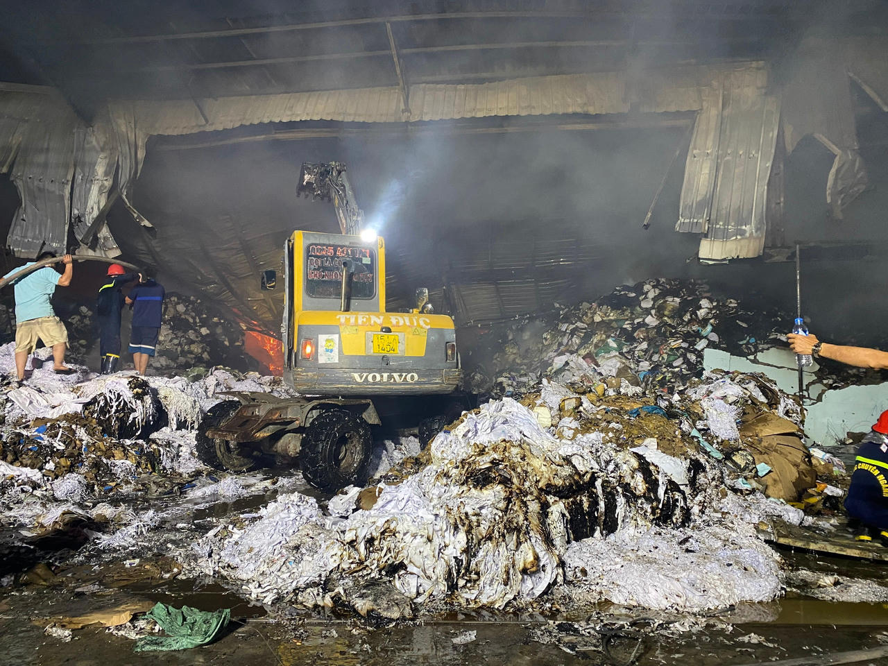 Đang cháy lớn tại xưởng giấy vụn gần 800m2