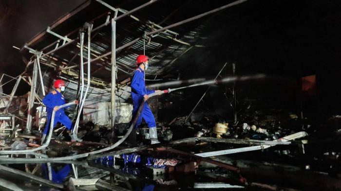 Chợ Núi Đèo bốc cháy trong đêm, hàng trăm tiểu thương điêu đứng