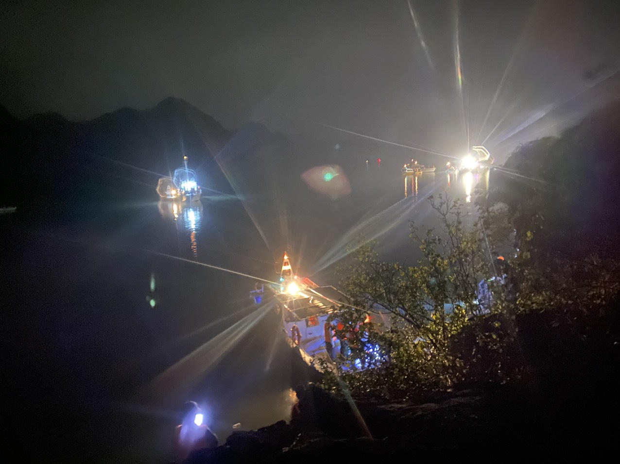 Tìm thấy hộp đen máy bay rơi tại vùng biển Hải Phòng- Quảng Ninh, dừng dịch vụ bay trực thăng tham quan