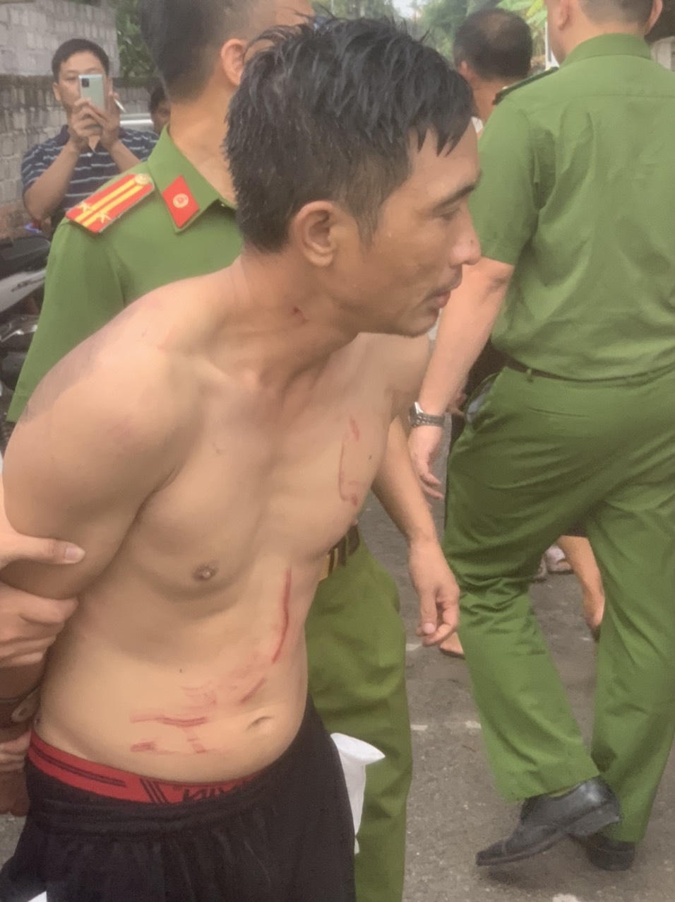 8 giờ truy bắt 2 đối tượng dùng súng cướp tiệm vàng tại Hải Dương