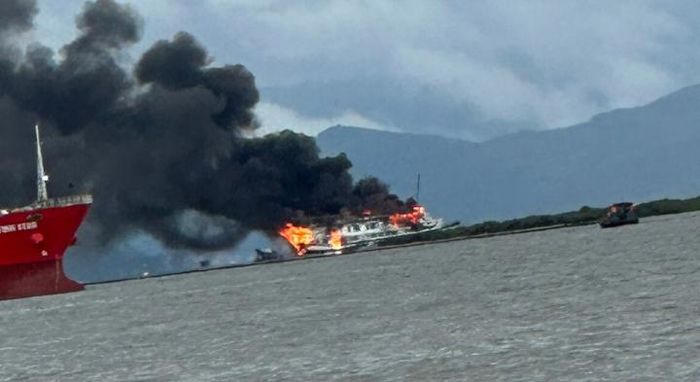 Cháy tàu du lịch tại vùng biển Cát Hải, 6 thuyền viên thoát nạn