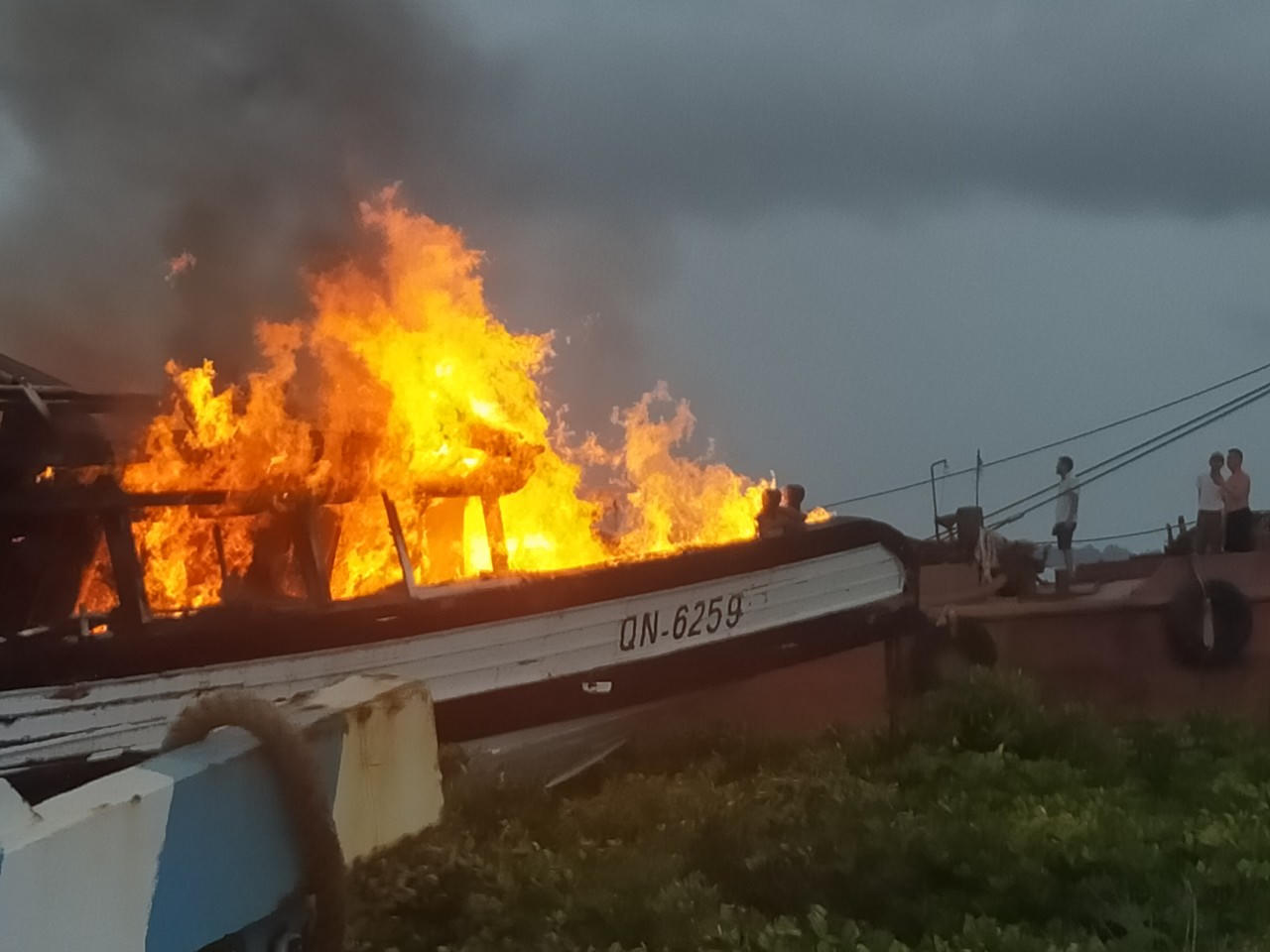 Cháy tàu du lịch tại vùng biển Cát Hải, 6 thuyền viên thoát nạn