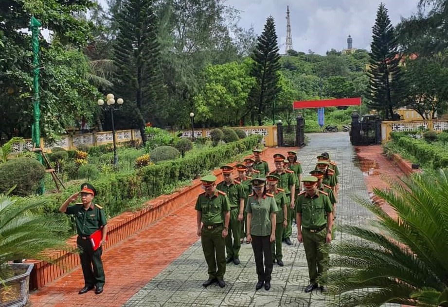 Phòng Cảnh sát hình sự - Công an Hải Phòng tri ân người có công tại Bạch Long Vỹ