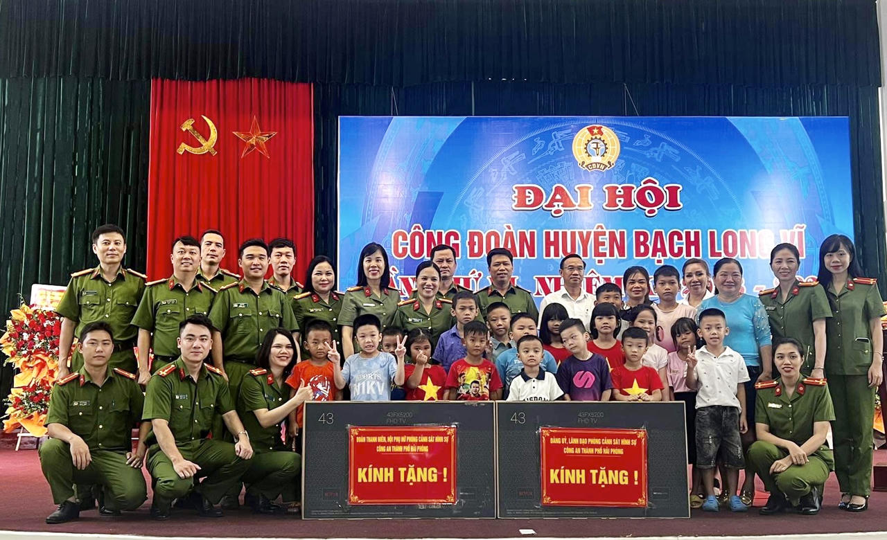 Phòng Cảnh sát hình sự - Công an Hải Phòng tri ân người có công tại Bạch Long Vỹ