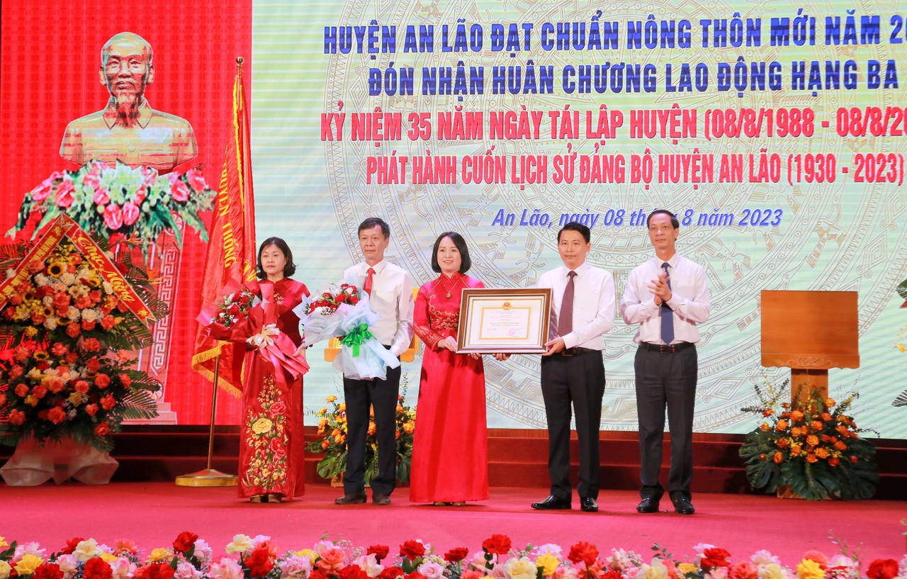 Huyện An Lão (Hải Phòng) đón nhận Huân chương Lao động hạng Ba