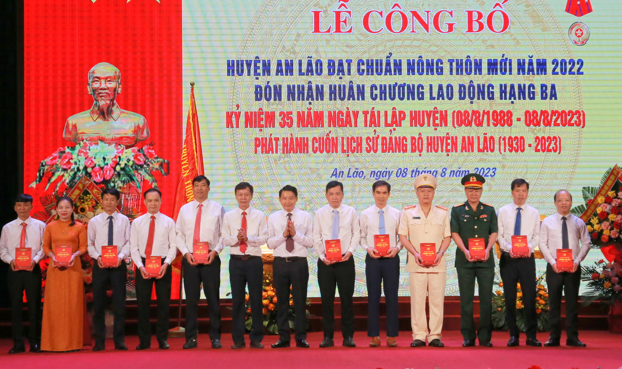 Huyện An Lão (Hải Phòng) đón nhận Huân chương Lao động hạng Ba