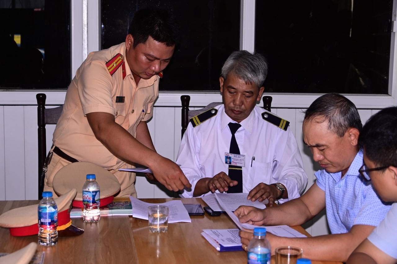 Doanh nghiệp vận tải ký cam kết đảm bảo trật tự an toàn giao thông cho Bến xe khách Thượng Lý