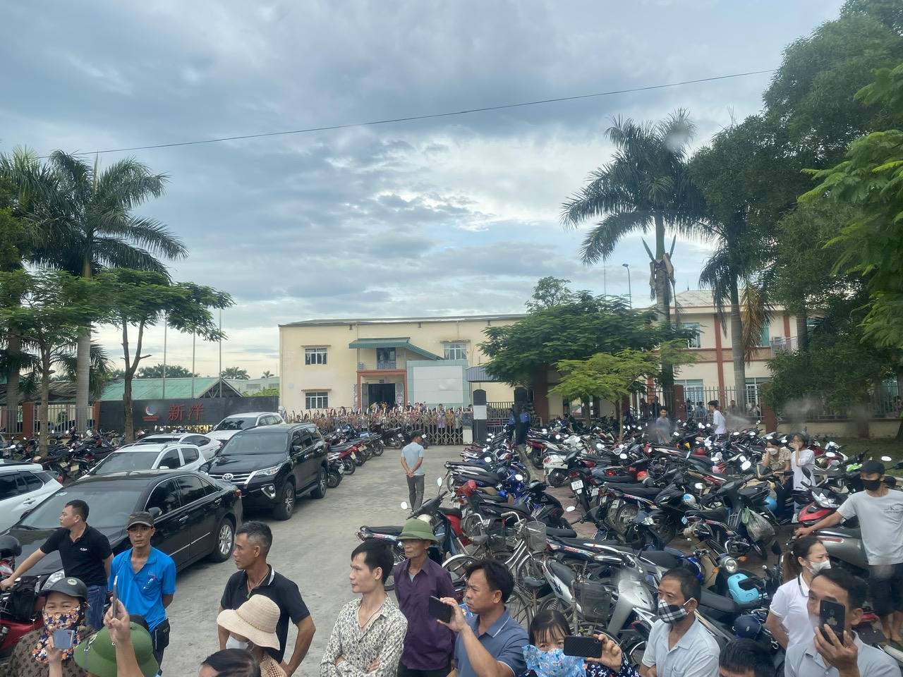 Dòng người tiễn đưa “bác Lê Thành” về với đất Mẹ